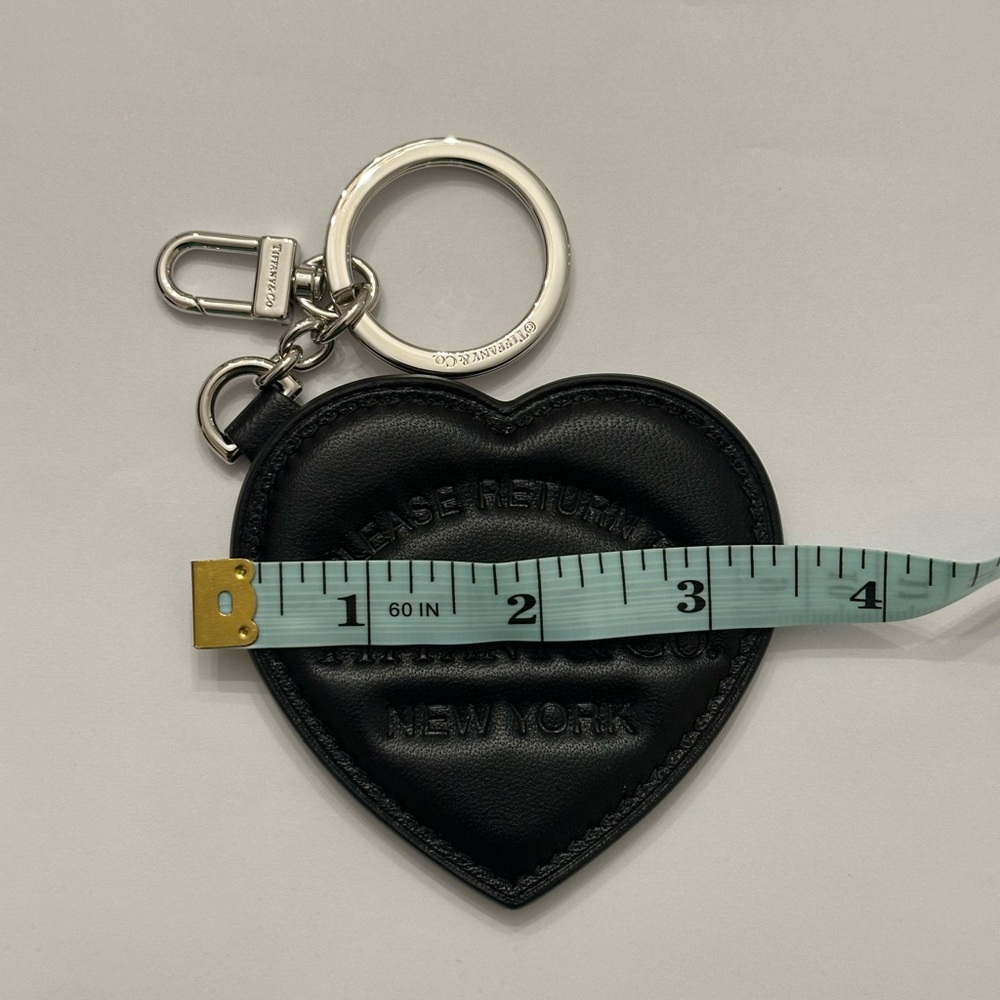Return to Tiffany & Co. Padded Bag Charm in black leather. Engraved Letter E - Picture 2 of 9